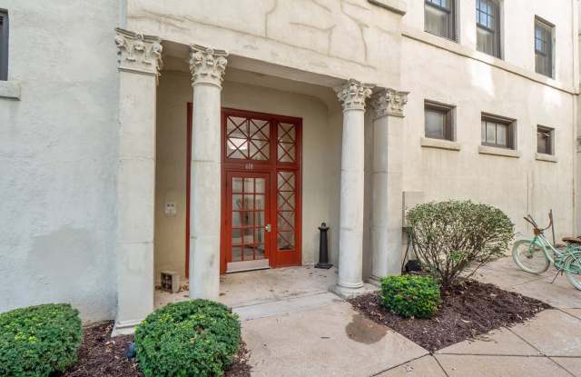 FOR RENT | STUNNING 2-BEDROOM TOWNHOUSE-STYLE CONDO IN THE LOOP! Gallery 1