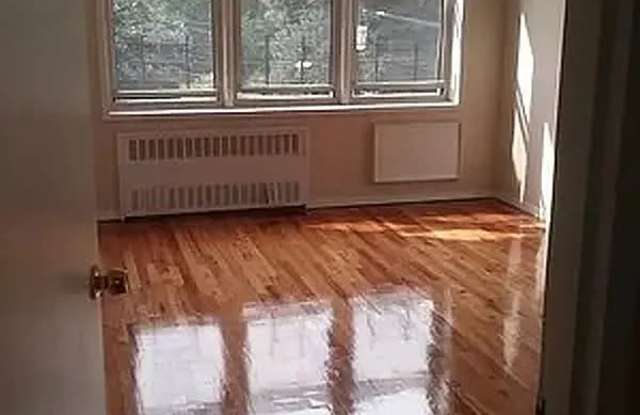 141 Saint Marks Pl Gallery 2