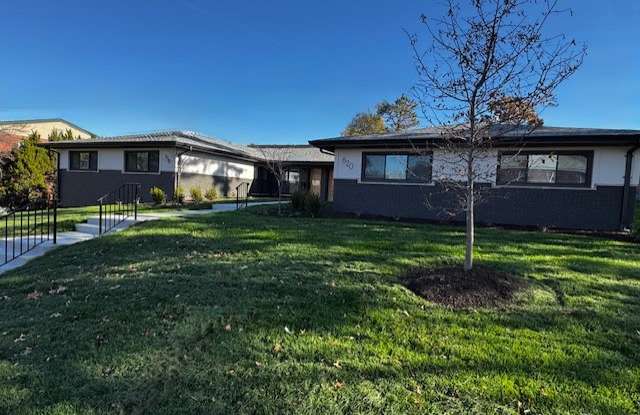 820 Francis Pl - 820 Francis Place, Clayton, MO 63105
