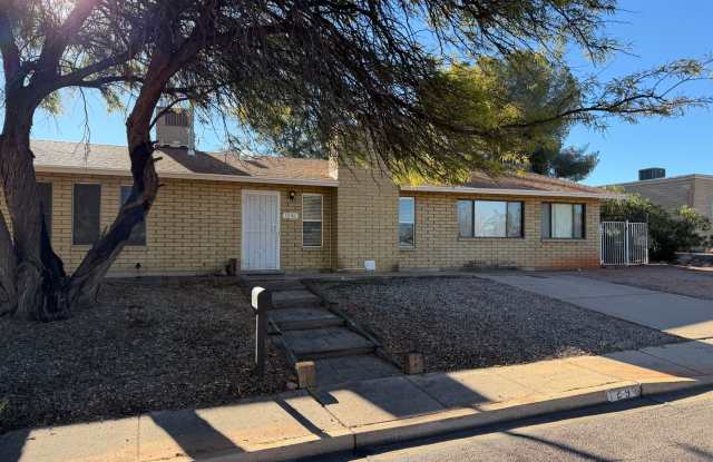 Charming 3 Bedroom with Huge Master Suite - 1296 Ocotillo Drive, Sierra Vista, AZ 85635
