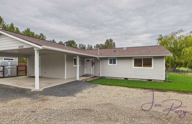 3 Bedroom Home with Fenced Yard For Rent Gallery 1