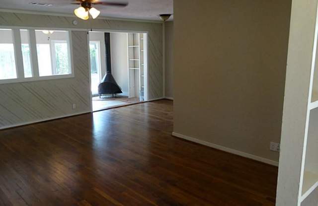 4025 Woodcraft Street Gallery 4