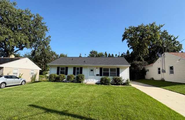 Charming 3-Bedroom Home in Peoria — Detached Garage, Off-Street Parking, Move-In Ready! photos photos