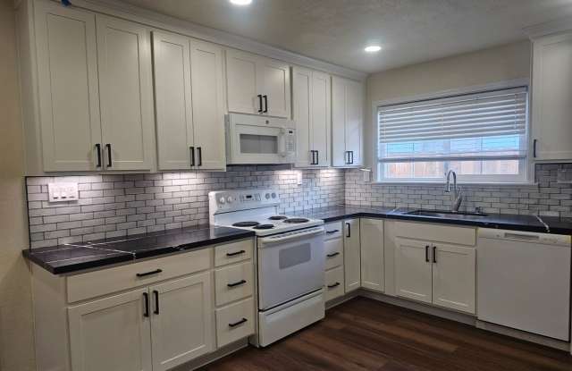 3 bedroom 2 bathroom  Sunny Updated home Near Community Park Gallery 3