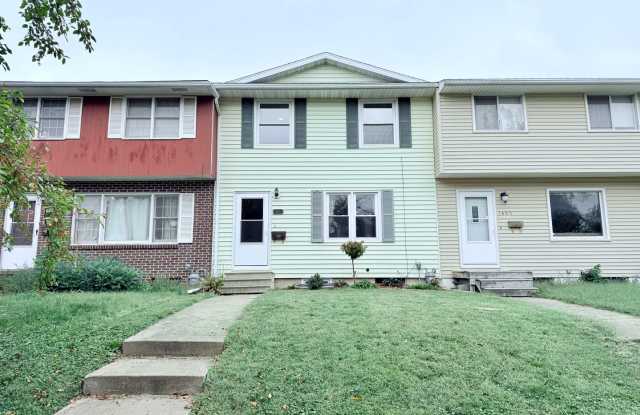 4-Bed Townhome in Cedar Falls - 1407 West 2nd Street, Cedar Falls, IA 50613