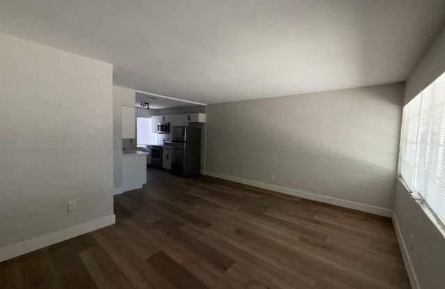 Move in special! Updated 2-Bedroom Unit in Duplex with Brand-New Flooring Gallery 3