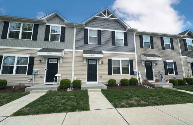 Easy living in this immaculate town home. Close to area shopping, medical facalities, and schools. photos photos