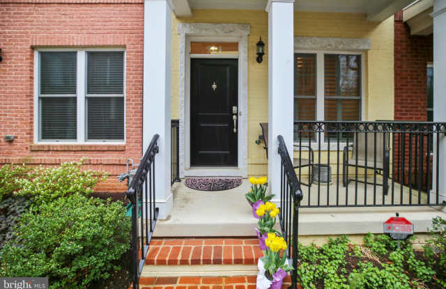 524 REGENT PLACE NE Gallery 2