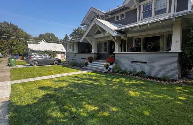 Classic Craftsman Charm - 2BR Upstairs in Spokane includes UTIL! - 3004 North Lincoln Street, Spokane, WA 99205
