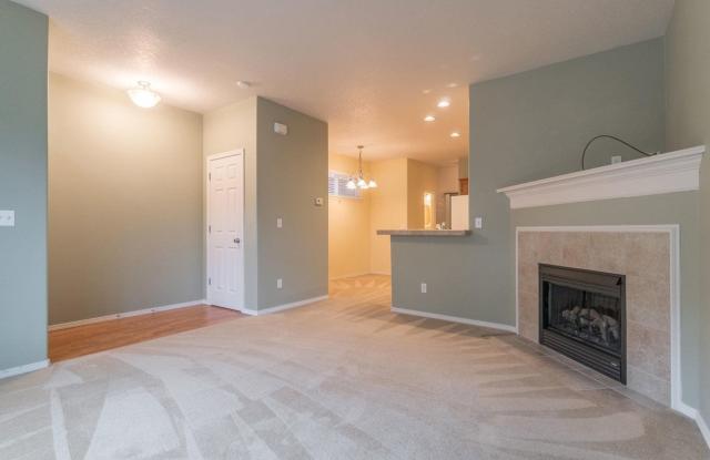 Beautiful Elmonica 3BR/2.5BA Townhouse w/ Front Fenced Patio + 2-Car Garage + Clubhouse/Fitness Center + W/D + Pets Welcome!! Gallery 3