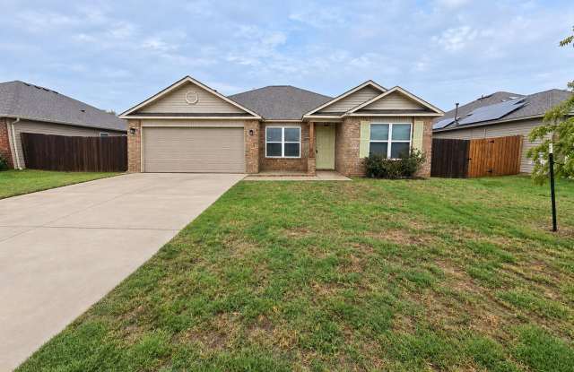 Stylish and Spacious Home in the Heart of Mustang! Gallery 1