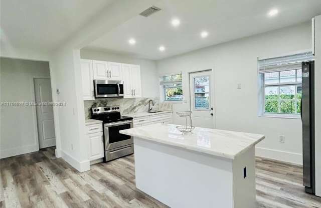 907 NE 111th St - 907 Northeast 111th Street, Biscayne Park, FL 33161