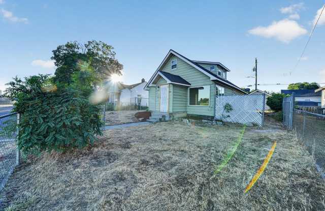 Newly Renovated 3 bedroom, 1.5 bathroom Single Family Home Available Now! Gallery 3