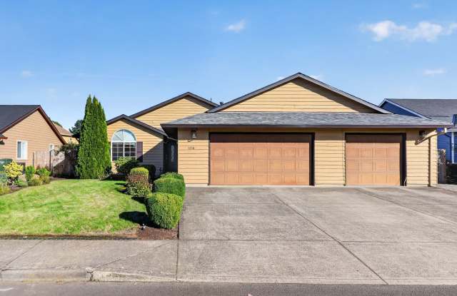 Spacious Single Level 3bed/2 bath w/ 3 car garage Gallery 3