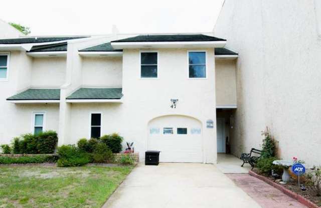 Convenient 3-Bed, 2.5-Bath James Island Condo with Community Pool – Less Than 15 Minutes to Folly Beach! - 47 Rivers Point Row, Charleston, SC 29412