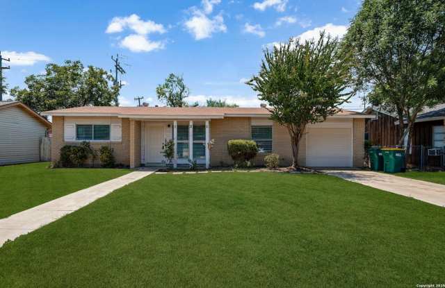 121 Rosewood Dr Gallery 1