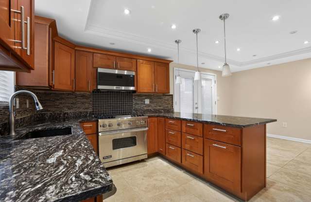 Spacious 1Bd/1Bth condo nestled in the heart of Old Town Alexandria! Pets Welcome! photos photos