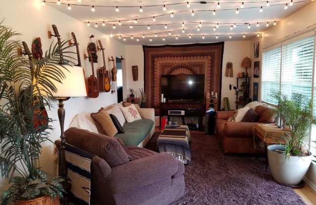 2572 S Clermont Street Gallery 2