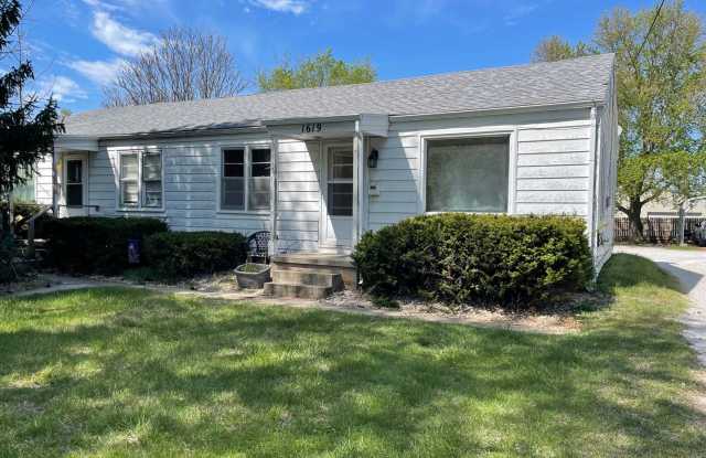 Charming 2 bedroom with a basement - 1619 East McDaniel Street, Springfield, MO 65802
