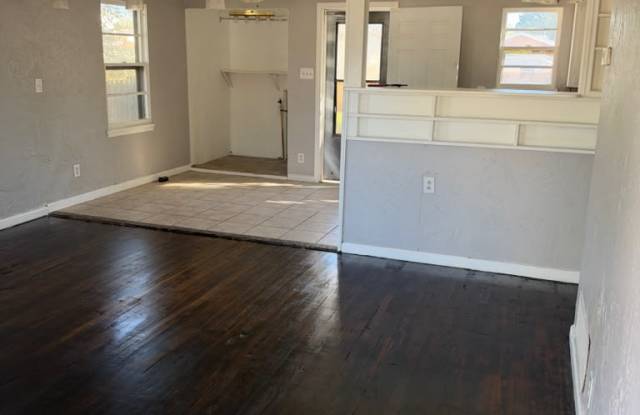 4707 South Bonham Street Gallery 4