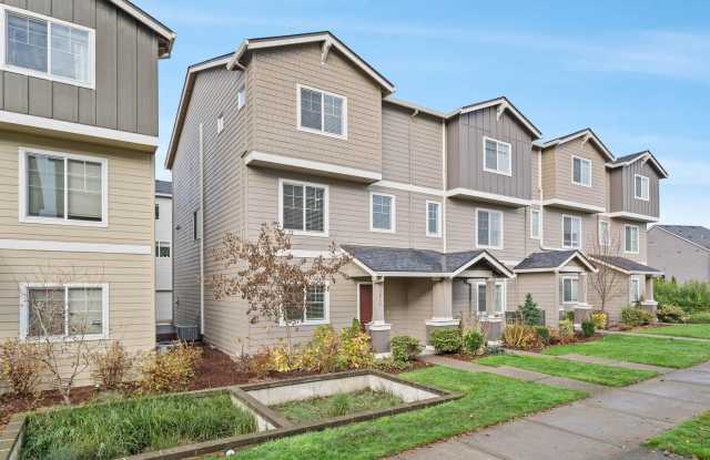 Sparkling clean newer 4-bdrm/3.5-bath townhome. 2-car garage, near Forest Park, $500 move-in special photos photos