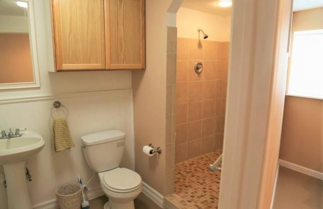 1 Bed 1 Bath House  Utilities Included Gallery 3