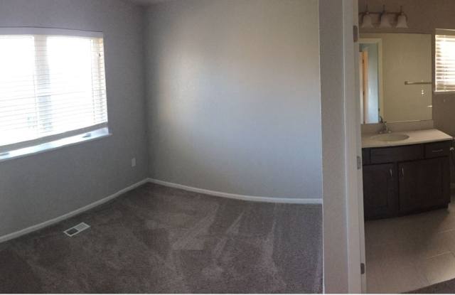 Spacious 3 bedroom, 3.5 bathroom Condo For Rent! Gallery 4