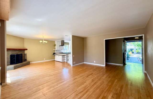 Cheerful Coastal Blue 4-Bedroom Home with A/C & Large Backyard Gallery 4