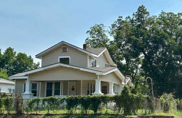 4 bed and 2 bath home at 801 N. Broadway - 801 North Broadway Street, Tecumseh, OK 74873