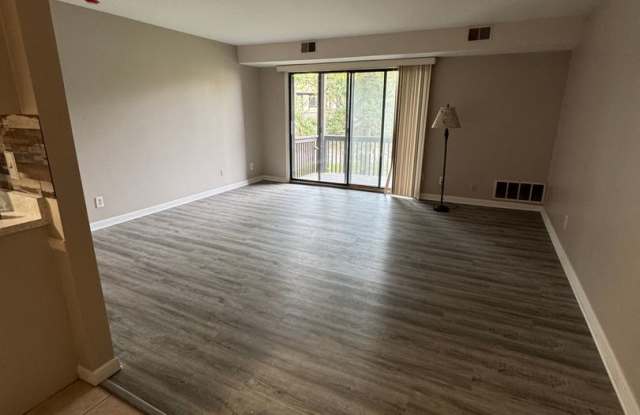 Perfect condo living with great amenities Gallery 3