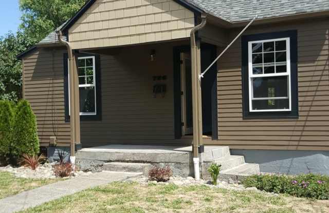 4 Bed, 1 Bath, Large fenced yard, Shop, Englewood District, 3 blocks to park - 766 20th Street Northeast, Salem, OR 97301