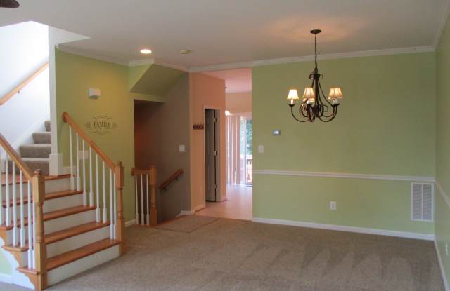 LORTON TOWNHOUSE - CLOSE TO FORT BELVOIR Gallery 2