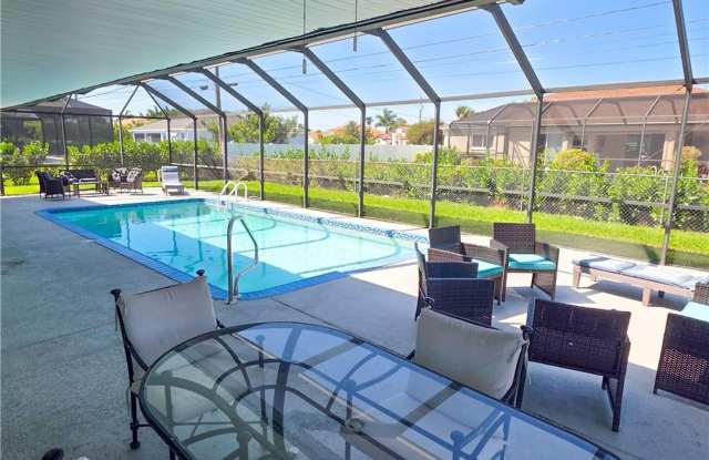 Furnished 2 Bedroom Duplex w/ shared Heated pool Completly updated throughout Gallery 4