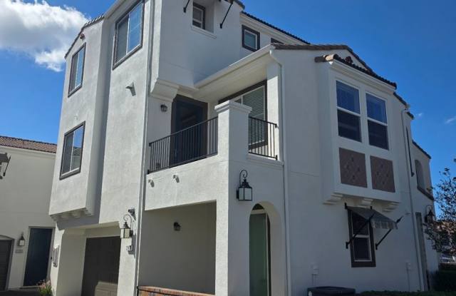 Gorgeous 3 Bedroom Townhome with New Flooring and Paint! Gallery 1