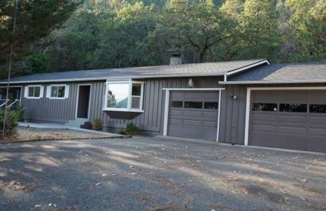 3 bed 2 bath Single Family Home for Rent in Grants Pass photos photos