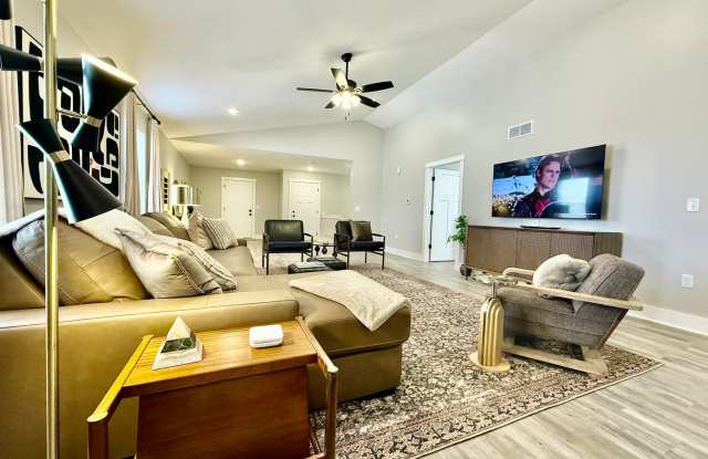 New 5BR Retreat With Hot Tub 2 Living Areas WC, OH Gallery 3