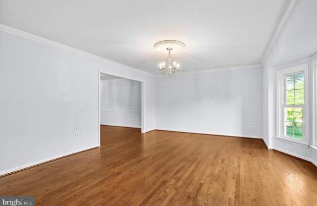 25 WHITTINGHAM Circle Gallery 4
