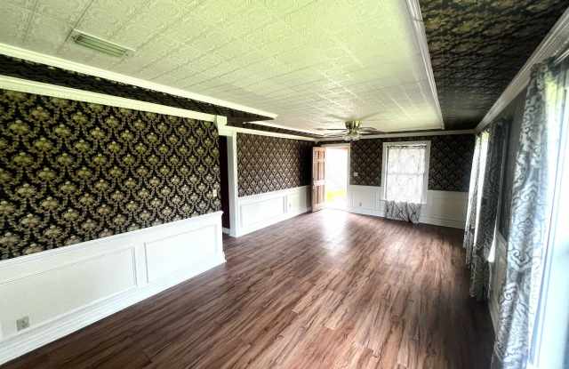 218 N Washington Street Gallery 4