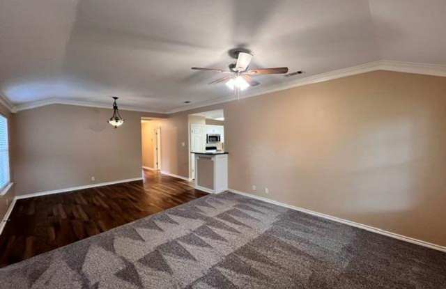Beautiful 3 bedroom / Treed Lot / Round Rock Schools / Remodeled / Refrigerator Gallery 4