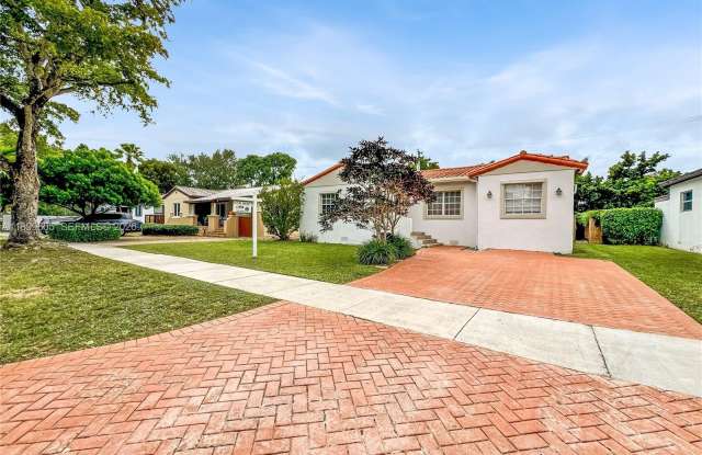 5760 SW 10th St photos photos