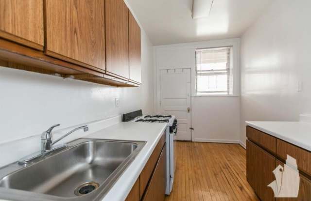 819 West Waveland Gallery 2