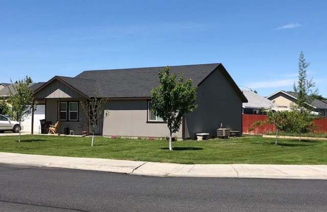 Beautiful 3 Bedroom 2 Bath Home - 1300 West Virginia Street, Moses Lake, WA 98837