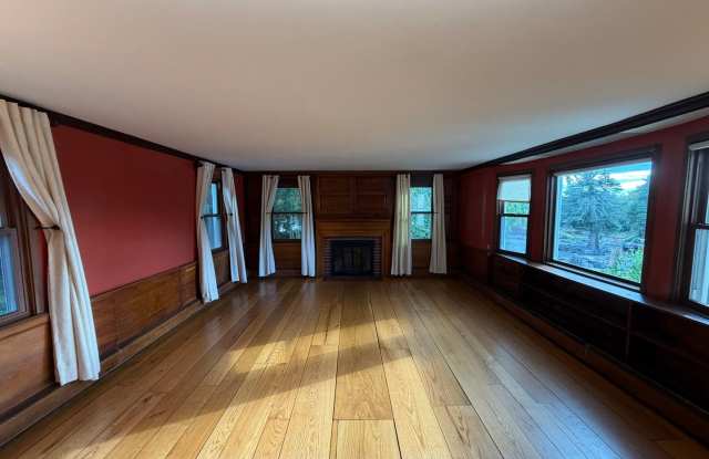 Historic Character Meets Modern Comfort: 4-Bed Bradford Farmhouse Gallery 4