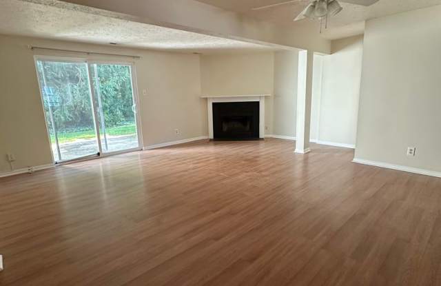 Well maintained 3 Bedroom 2.5 Bathroom Townhouse is the desirable Kings Grant neighborhood in Marlton, NJ! Gallery 4