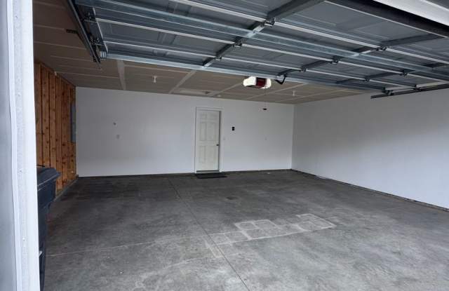 Cute twin home in SE Mandan Gallery 3