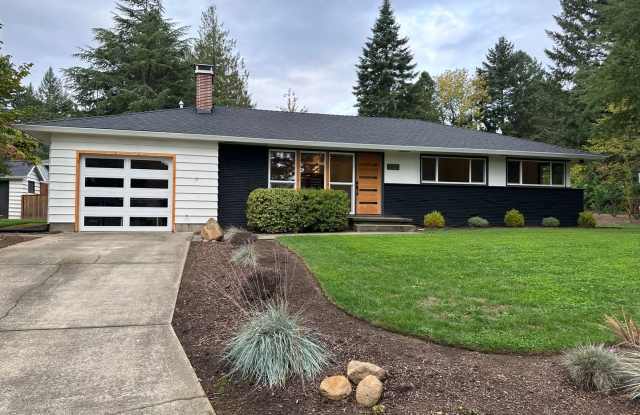 GORGEOUS RANCH STYLE HOME ON HUGE MANICURED LOT IN GARDEN HOME IN SW PORTLAND photos photos