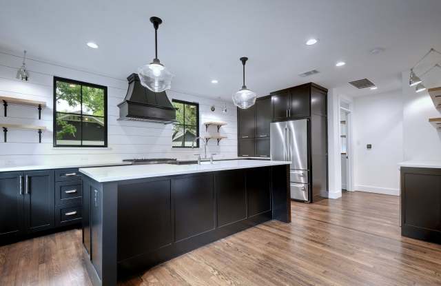 1110 W 22 1/2 St Gallery 3