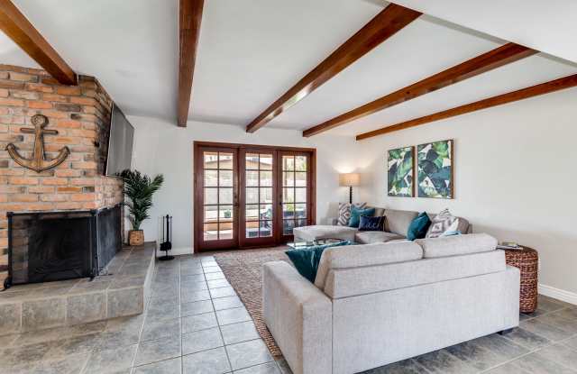 8531 E BERRIDGE Lane Gallery 4