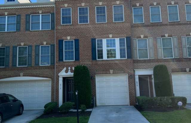 Spacious 4BR/2.5BA Townhome in  desirable Laurel area Gallery 3