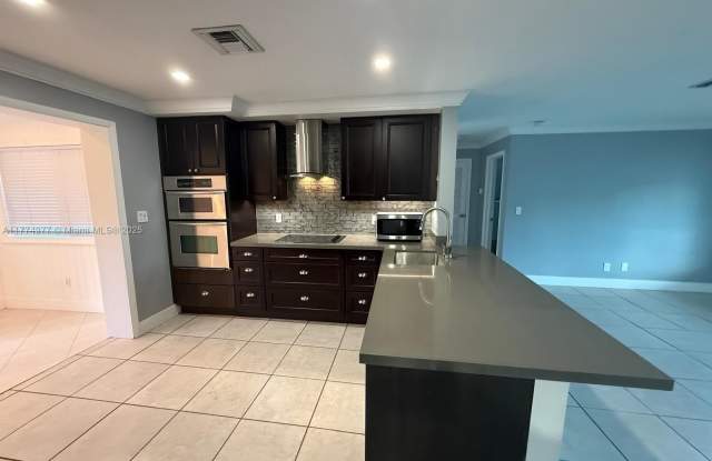 2765 SW 47th St photos photos